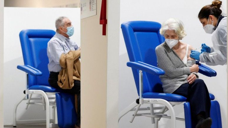 Mulai 28 Juni, Warga Italia Tak Wajib Pake Masker Saat di Luar Ruangan
