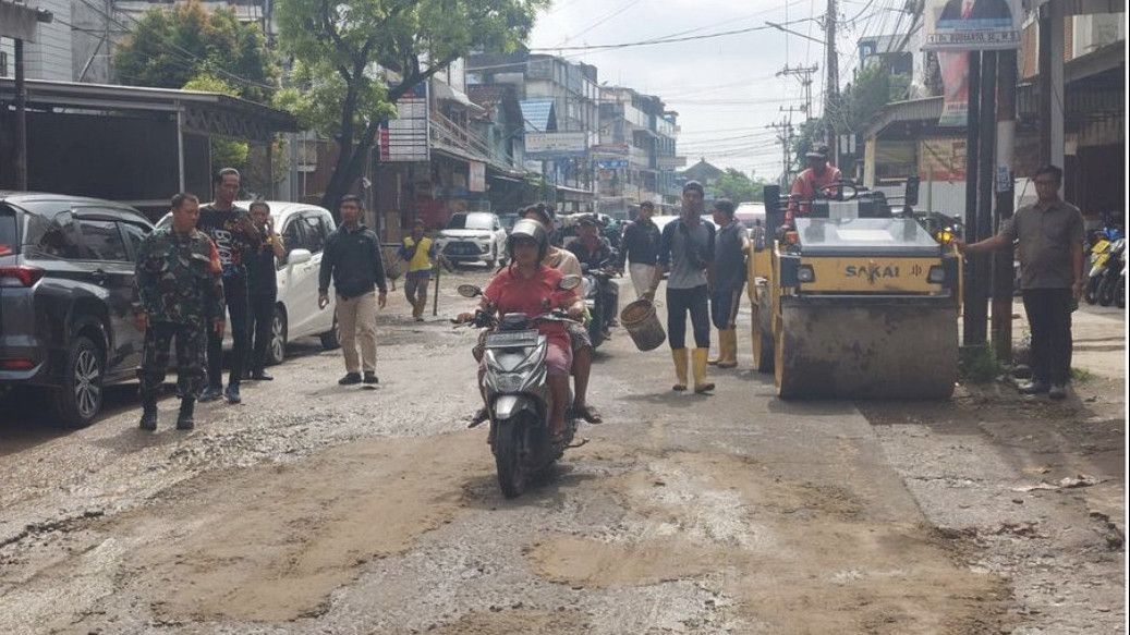 Usai Viral dan Tuai Kritik, Pemkot Palembang Langsung Perbaiki Jalanan Rusak di Dempo