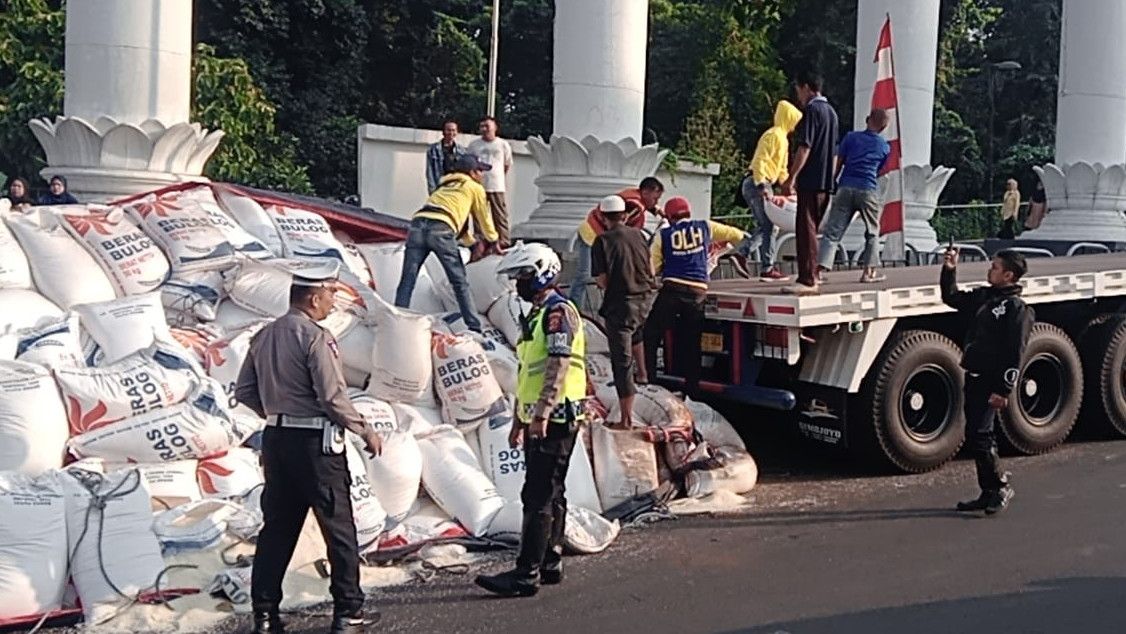 Truk Pengangkut Beras Bulog Terguling di Tugu Kujang Bogor