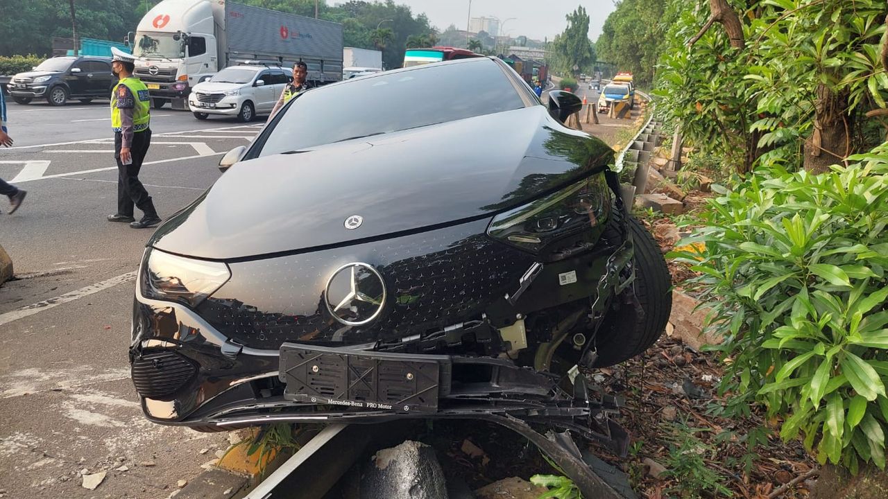 Mobil Listrik Mercy Kecelakaan Tunggal di Tol JORR, Polisi: Pengakuan Sopir Setir Narik ke Kiri