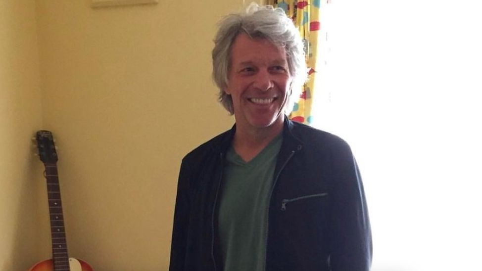 Jon Bon Jovi Gagalkan Aksi Bunuh Diri Perempuan yang Mau Terjun dari Jembatan