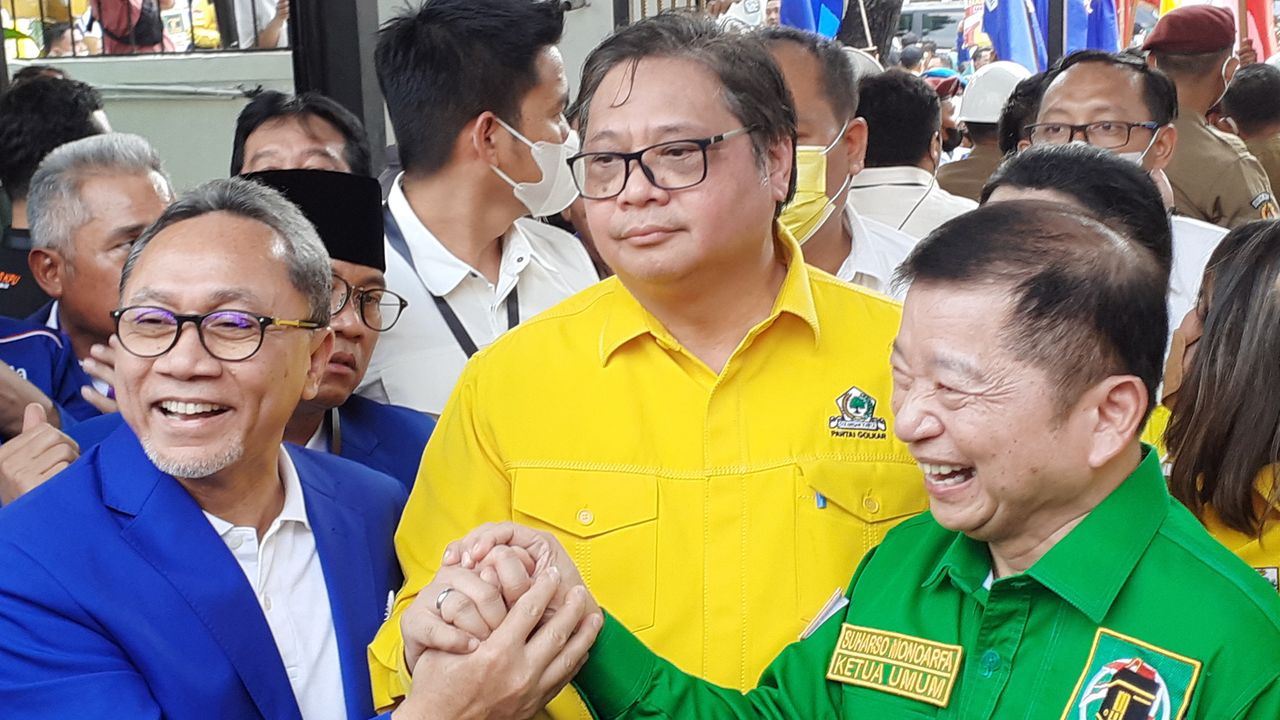 Kompaknya Airlangga-Zulhas-Suharso Jalan Kaki Bareng Daftarkan Partai ke KPU