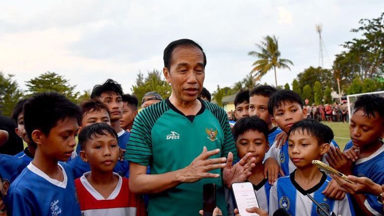 Tak lagi Gelar Nobar, Jokowi Pilih Nonton Pertandingan Indonesia vs Irak di Kamar