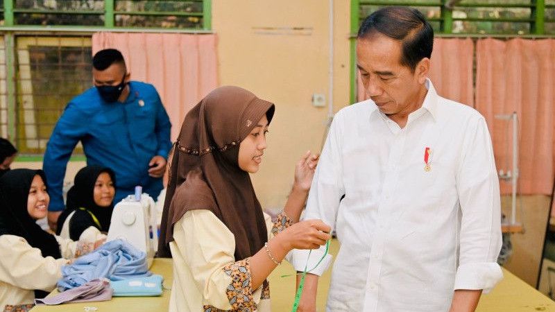 Momen Jokowi Minta Dibuatkan Baju oleh Siswi SMKN 4 Kota Jambi: Ayo Ukur..
