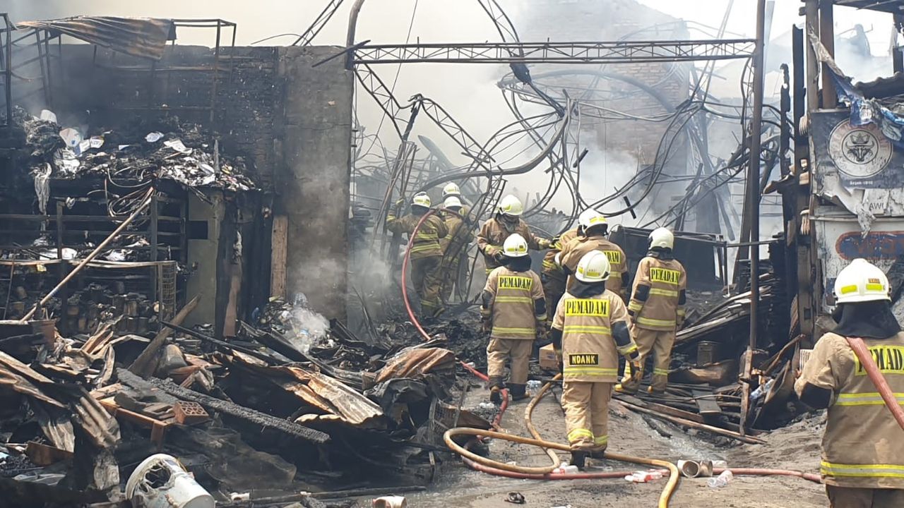Toko Bangunan dan Restoran di Cilandak Jaksel Terbakar, Diduga Akibat Kompor Gas Meleduk