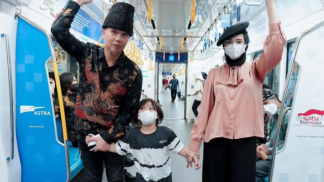 Ahmad Dhani Banjir Kritik Saat Naik MRT Bareng Mulan Jameela dan Putranya, Netizen: Maskernya Mana Pakde?