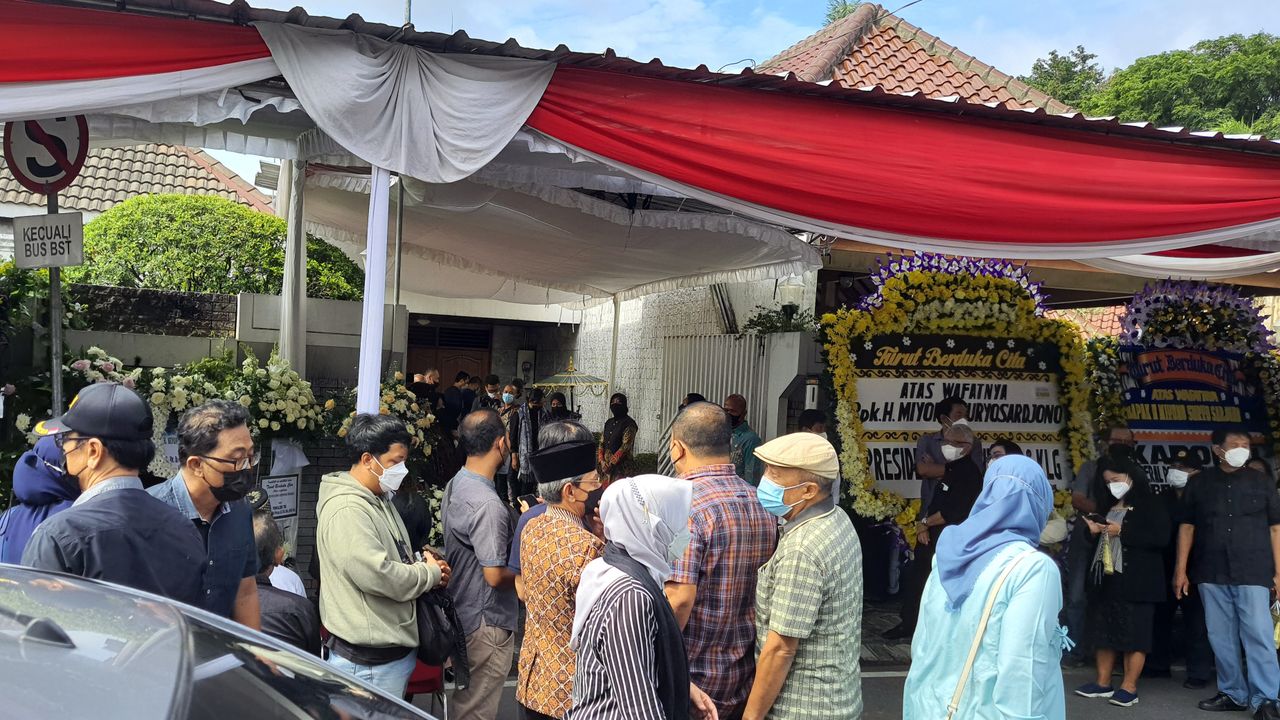 Pakdhe Miyono Wafat, Jokowi Terbang ke Solo untuk Takziah