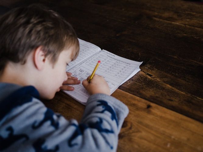 Banyak Manfaat, Penting Tingkatkan Aktivitas Menulis Anak di Masa Belajar di Rumah