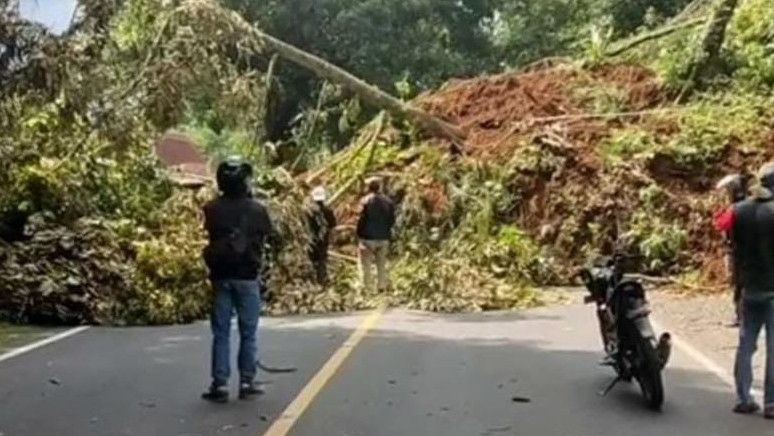 Jalur ke Cianjur Tertutup Longsor Akibat Gempa, Polres Bogor Pastikan Lalu Lintas Puncak Tetap Normal