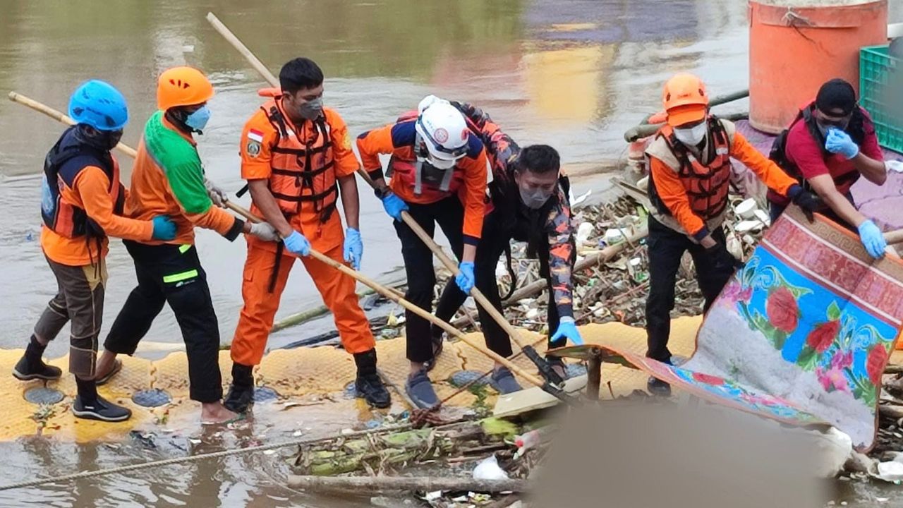 Mahasiswi IPB Adzra Nabila yang Terseret Arus Banjir Ditemukan di Banjir Kanal Barat Tambora Jakbar