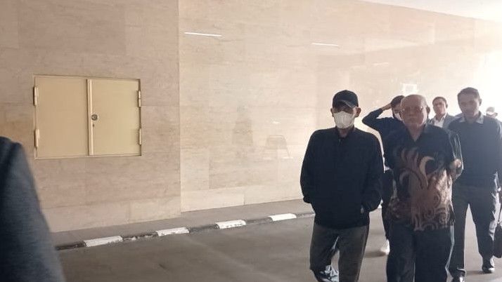 Pilih Bungkam, Kades Kohod Penuhi Panggilan Bareskrim Sebagai Tersangka untuk Diperiksa Kasus Pagar Laut