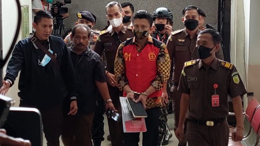 Detik-Detik Ferdy Sambo Tiba di PN Jaksel dengan Tangan Diborgol dan Pakai Rompi Tahanan