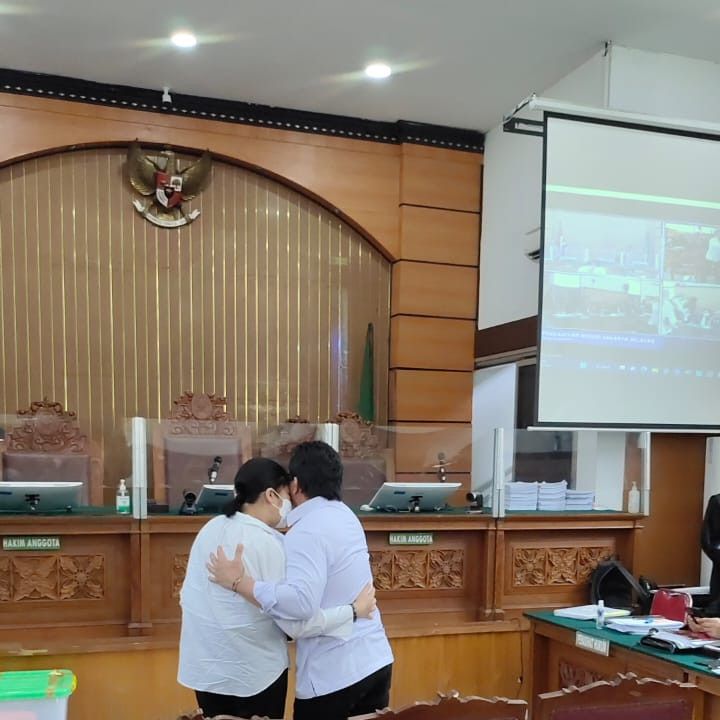 Putri Candrawathi dan Ferdy Sambo Berpelukan Dihadapan Seluruh Terdakwa Pembunuhan Brigadir J