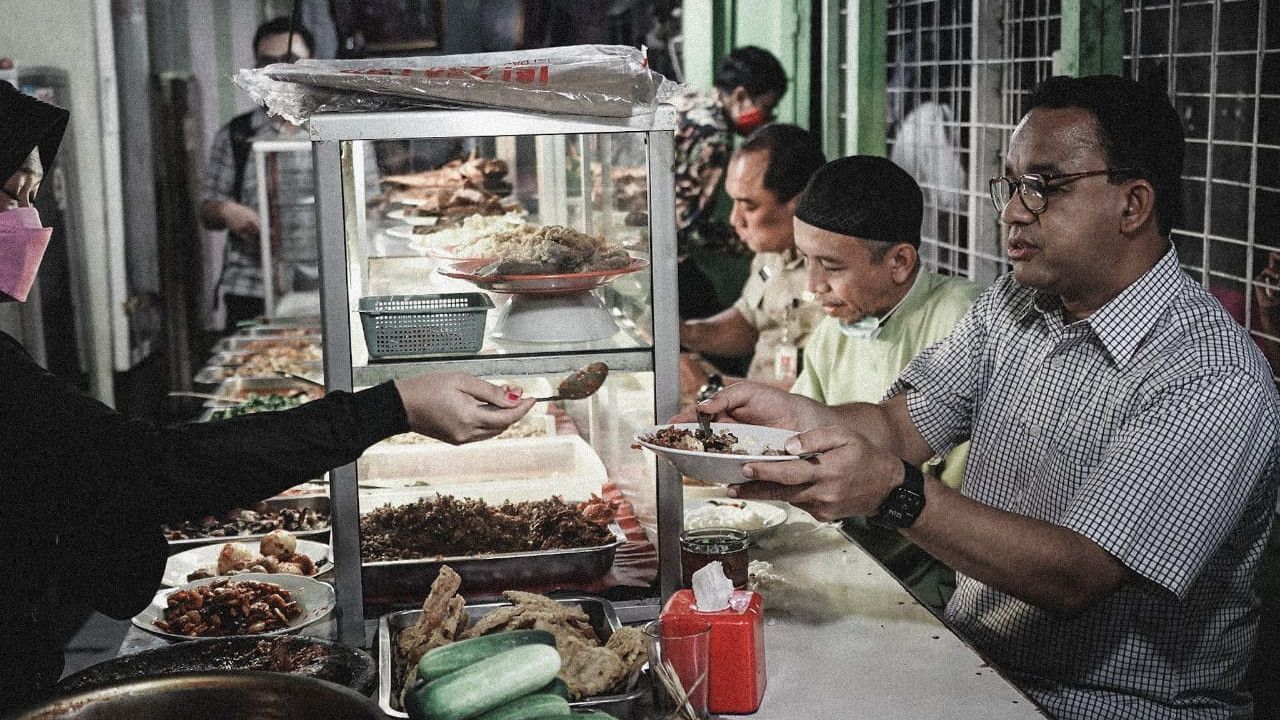 Makan di Warteg, Anies Baswedan Kenang saat Fotonya Dijadikan Meme 'Gigit Lengkuas'