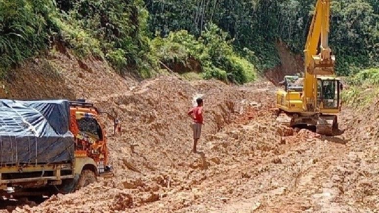 150 Kendaraan Terjebak di Jalan Trans Papua