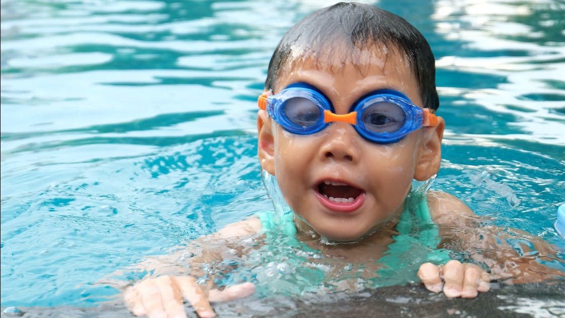 Berapa Lama Sebaiknya Anak Berenang agar Tidak Berisiko Ganggu Kesehatan?