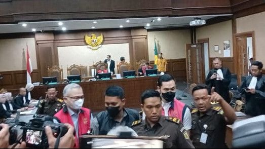 Divonis 6,5 Tahun Penjara, Harvey Moeis Bungkam dan Jalan Tegap Keluar Ruang Sidang