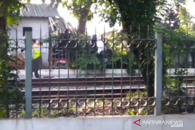 Polisi Usut Kakek Tewas Tersangkut di Pagar Stasiun Lenteng Agung