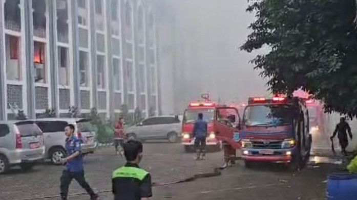 Detik-detik Gedung Rektorat UIN Syarif Hidayatullah  Jakarta Terbakar