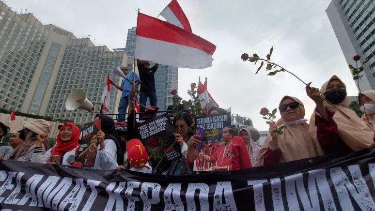 Momen Warga Sambut Arak-arakan Timnas Indonesia di Bundaran HI Jakarta