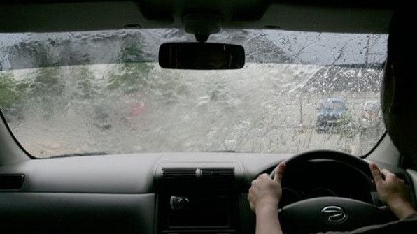 5 Tips Aman Berkendara Matic Saat Hadapi Banjir
