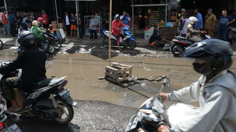 Sebelum Diperbaiki, Pemprov Sulsel cs Timbun Jalanan Rusak di Antang Makassar