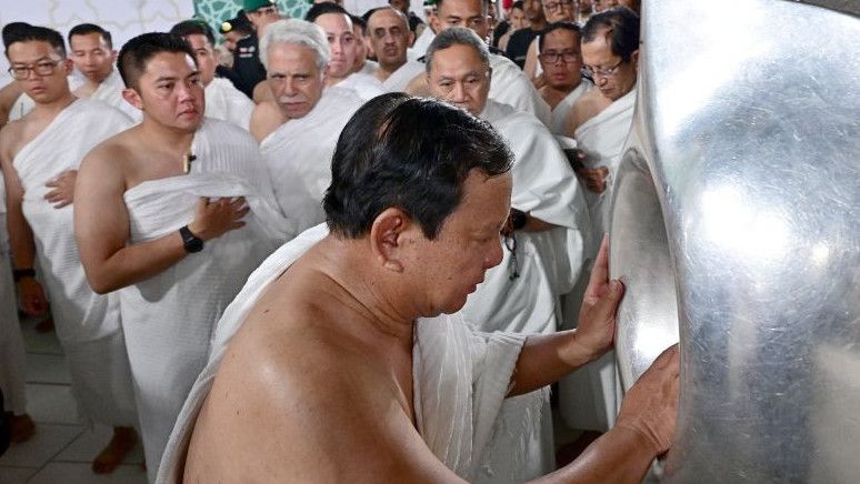 Momen Presiden Prabowo Cium Hajar Aswad Saat Ibadah Umrah
