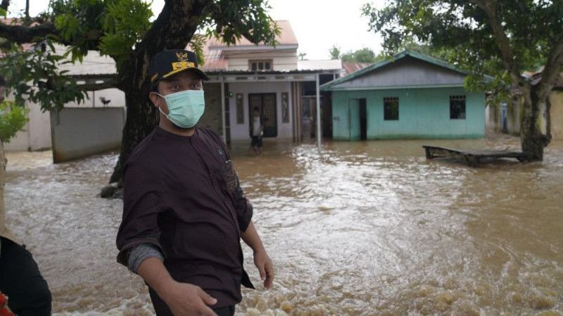 Tinggalkan Mobilnya, Plt Gubernur Sulsel Bantu Polisi Atur Lalu Lintas yang Macet karena Banjir