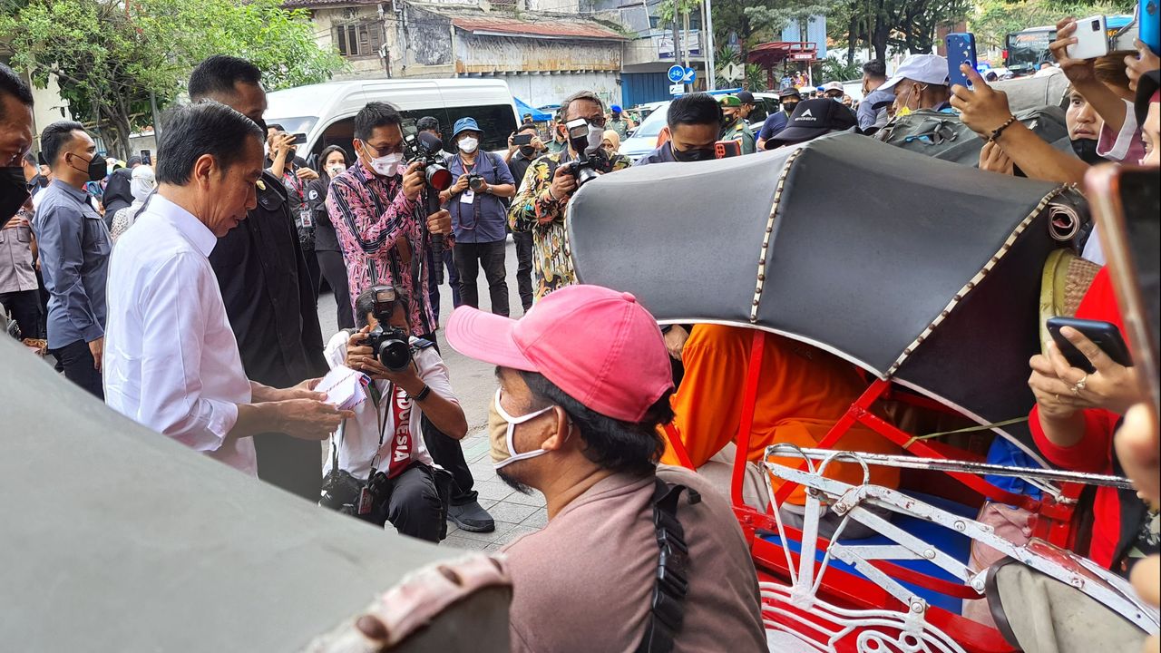 Momen Jokowi Bagi-Bagi Uang untuk Tukang Becak di Solo: Kalau Sembako Buat Makan, Uangnya untuk Kebutuhan Sehari-hari