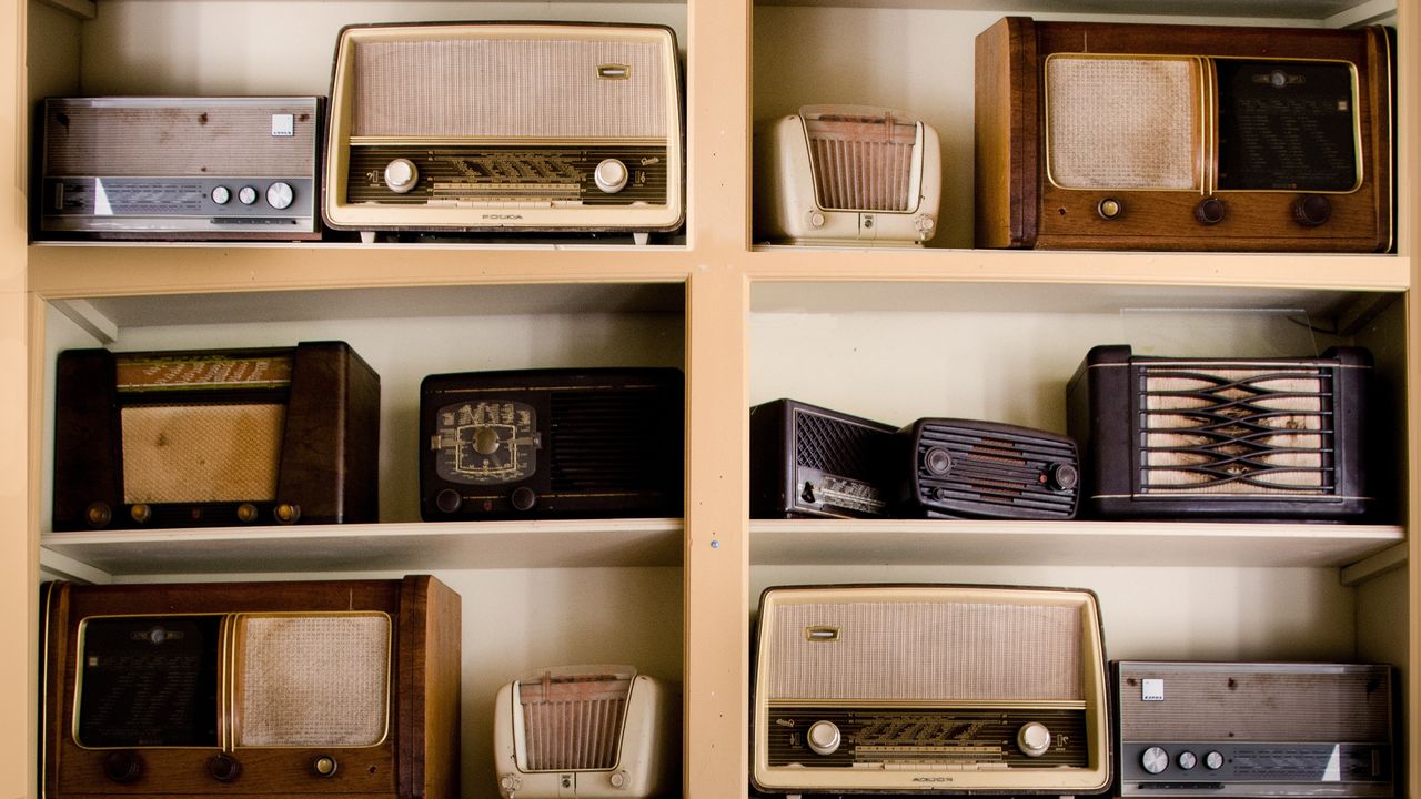 Hari Radio Nasonal: Podcast dan Radio, Mana Lebih Kamu Suka?