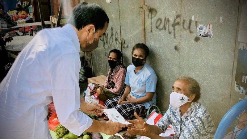 Pedagang di Kupang Duduk Nunggu Pembeli, Dapat Amplop Isi Jutaan dari Jokowi, Semoga Berkah