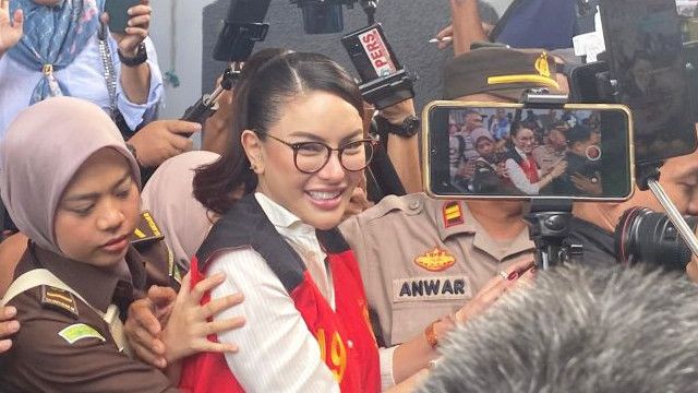 Sambil Senyum, Nikita Mirzani Datangi Sidang Eksepsi dengan Tangan Terborgol