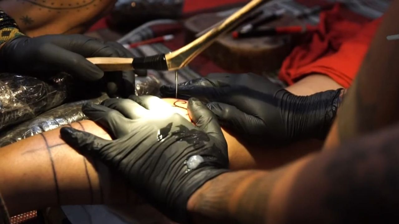 Menjadi Objek Seni Rajah Tubuh dari kepulauan Mentawai