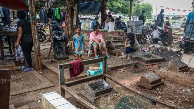 Bengkel dan Warung Makan Berdiri di Lahan Kuburan, Pemkot Jaktim Marah