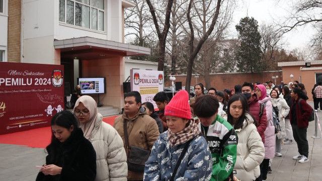 Dua Jam Menjelang Penutupan Suara, Puluhan WNI Geruduk TPS di Beijing