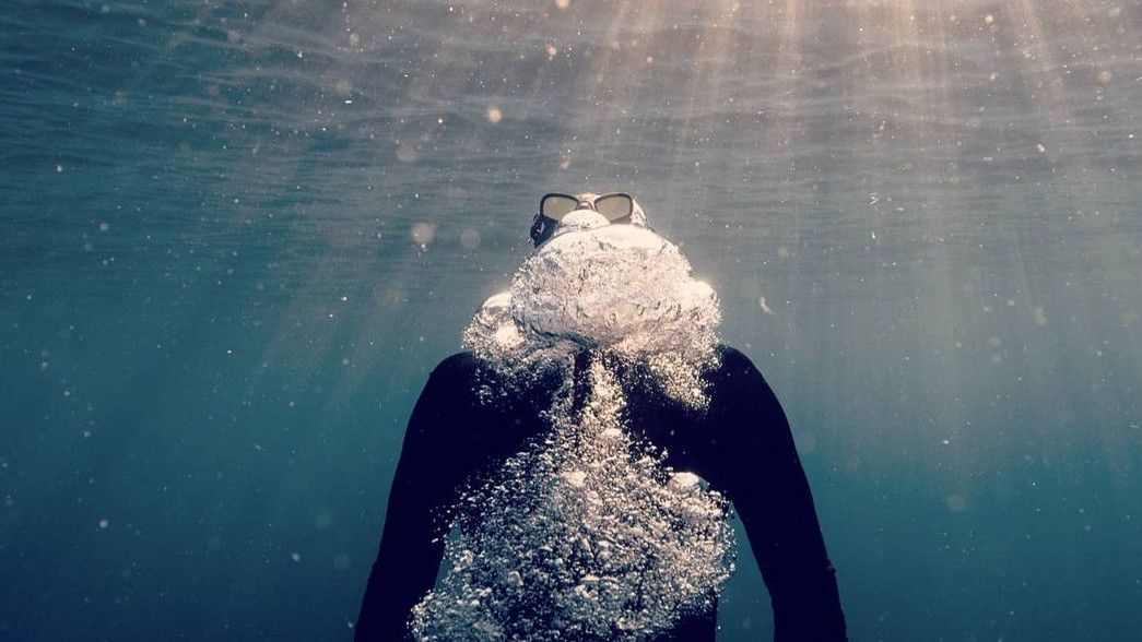 Freediver Tahan Napas 3 Menit di Bawah Es, Cetak Rekor Dunia