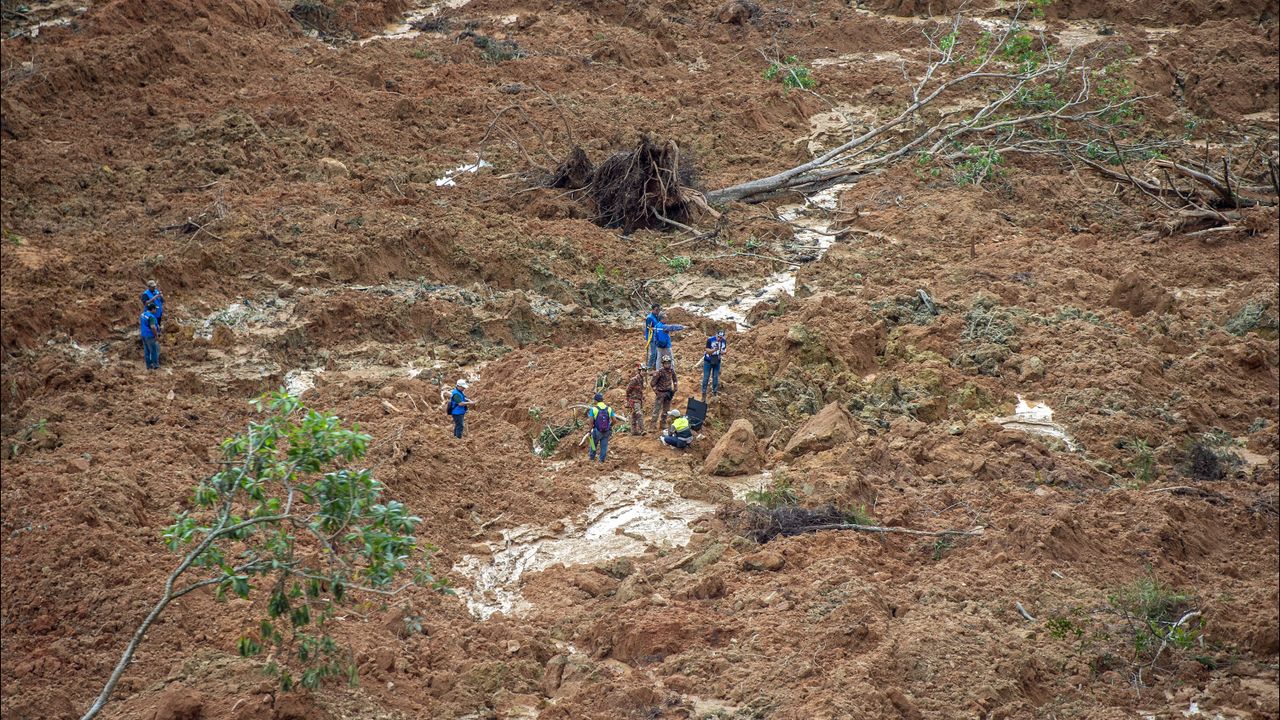 Momen Tragis Evakuasi Korban Tanah Longsor di Malaysia, 24 Tewas dan 9 Menghilang