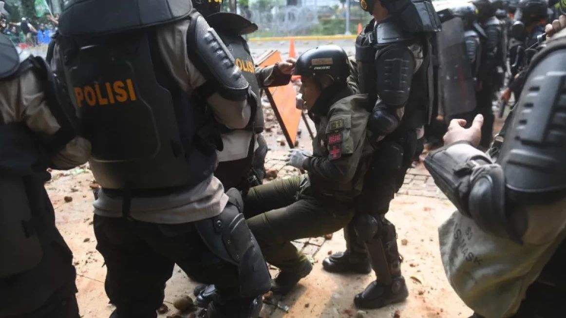 10 Polisi Terluka Saat Demo Ricuh di Gedung DPR