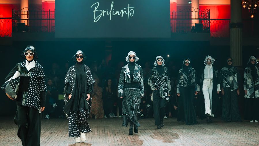 Modest Fashion Bernuansa Wastra Kembali Melenggang di Panggung Global IN2MF in Paris 2024