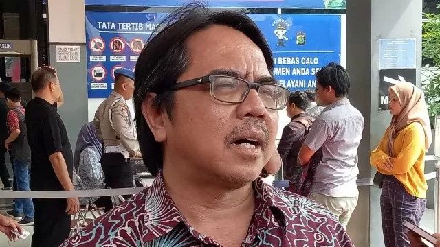 Video Jokowi 'Menghadap' Megawati Viral, Ade Armando Geram ke PDIP: Tak Pantas Presiden Diberikan Kursi Semacam itu, Mbok Ya Dihormati