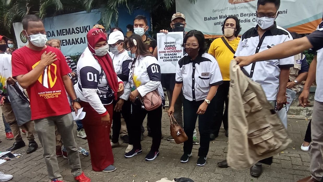 Kelompok Mengaku Relawan COVID-19 Lepas Rompi Protes Acara Rizieq Shihab Ternyata Pendukung Jokowi