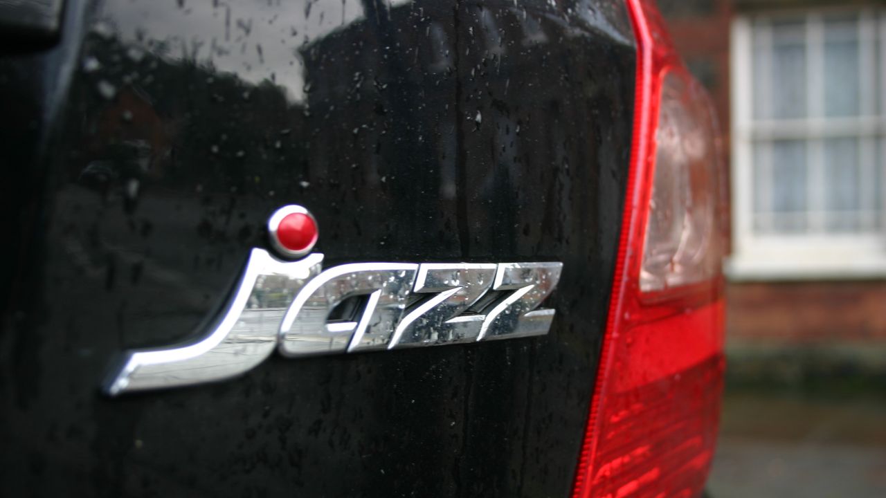 Logo di Mobil Honda Jazz Adalah Berlian, Benarkah?