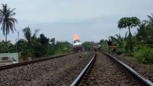 Momen Lokomotif KA di Lampung Keluarkan Api dan Asap 'Kobong', PT KAI: Akibat Pembakaran Tidak Sempurna