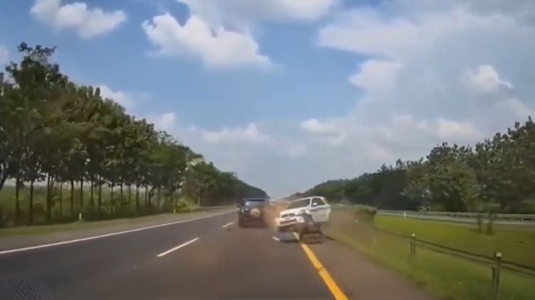 Viral, Mobil Kabur Usai Senggol Kendaraan Lain hingga Terbalik di Tol Cipali, Pelaku Diduga Mengantuk