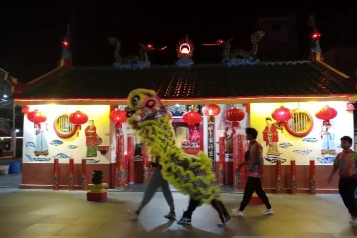 Warga Tionghoa Yakini Hujan Malam Perayaan Imlek Membawa Berkah