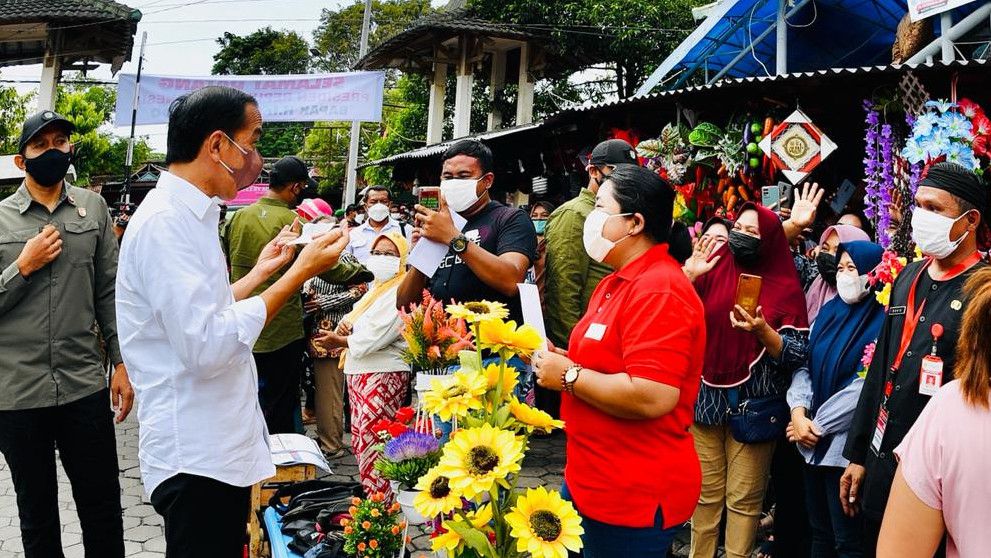 Momen Jokowi Serahkan Bantuan Tunai ke Pedagang Pasar Purwodadi: Ini untuk Tambahan Modal Yah