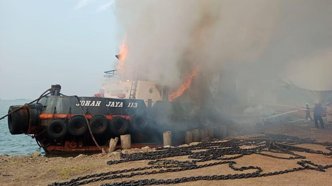 Detik-Detik Kapal Tugboat Terbakar Saat Perbaikan di Bojonegara Serang