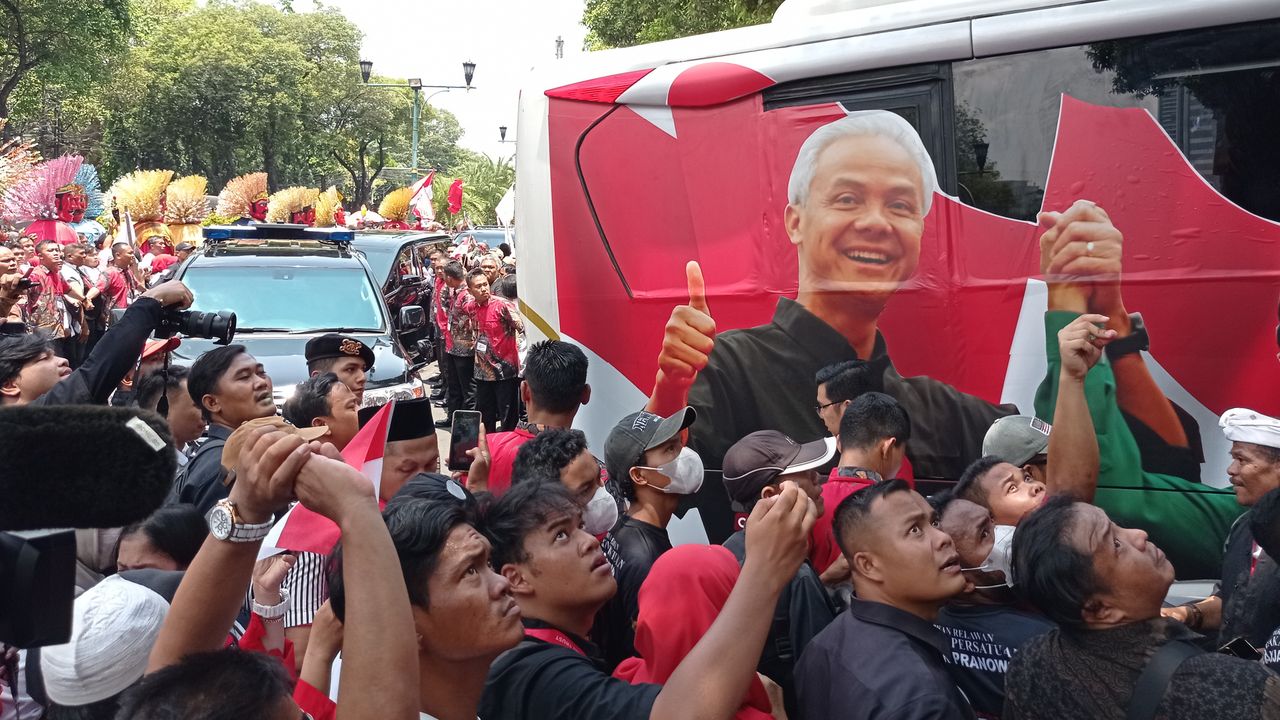 Lantunan Sholawat Menggema Saat Ganjar dan Mahfud Tiba di Gedung KPU Jakarta