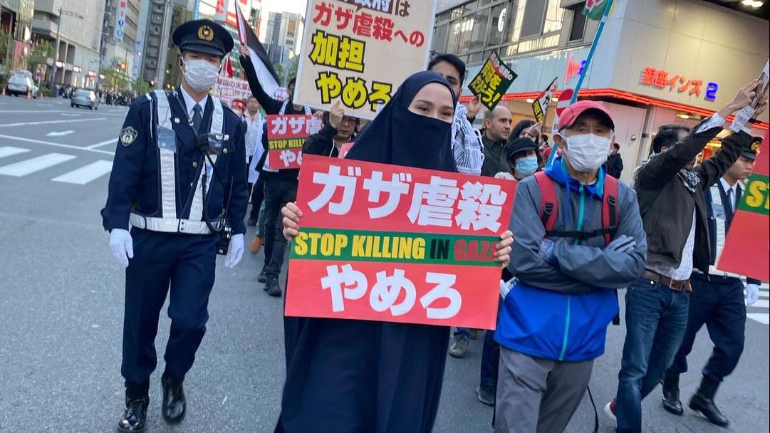 Mendadak Ikut Aksi Free Palestine di Jepang, Tangis Zaskia Adya Mecca: Pengalaman Luar Biasa
