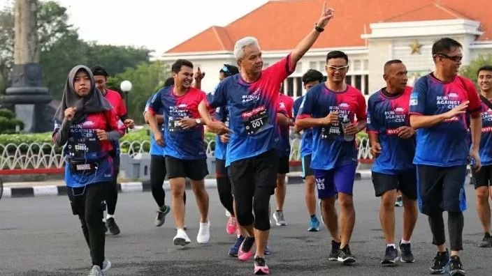 Ganjar Pranowo Ajak Masyarakat Jalan Kaki 2 Jam Sehari untuk Lawan Osteoporosis